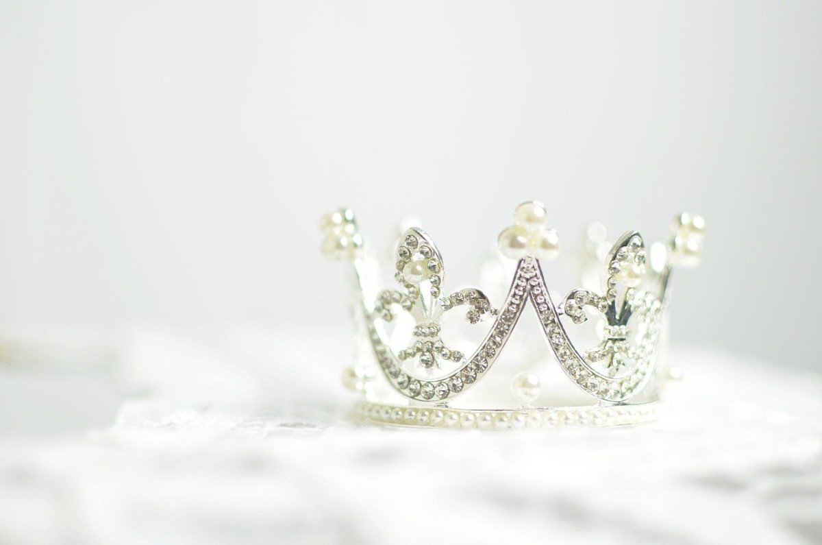 fluer de lis crown with pearls